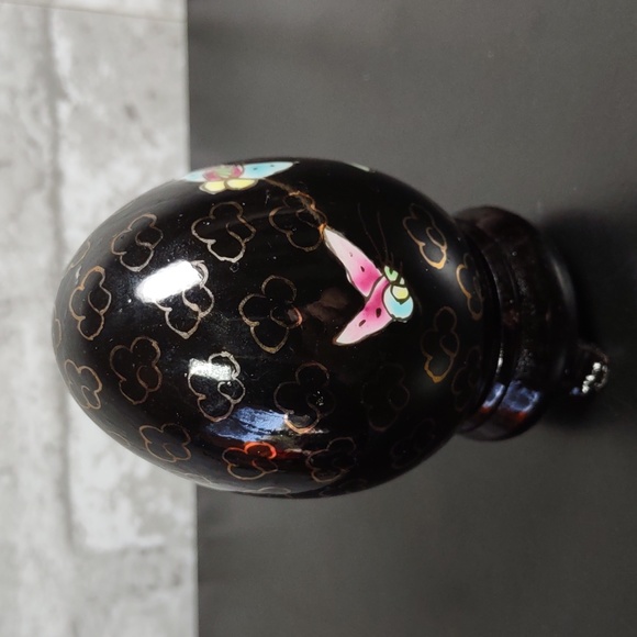 Set of 4 Hand Painted Porcelain Eggs - Picture 4 of 14